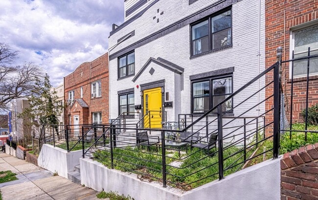 Photo - 1230 Queen St NE (Washington, DC) House