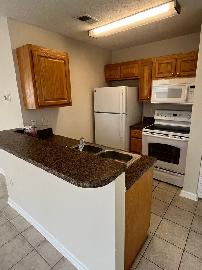 Building Photo - 1-Bedroom, 1-Bath Condo