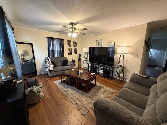 Building Photo - 1310 Davis Ave