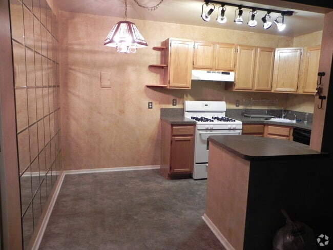 Building Photo - 125 Twin Oaks Dr