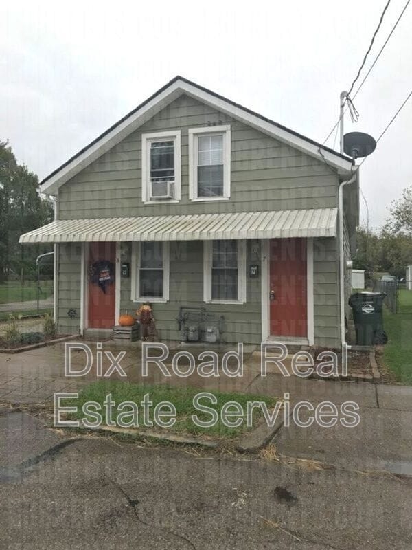 Photo - 9-9 E Main St House