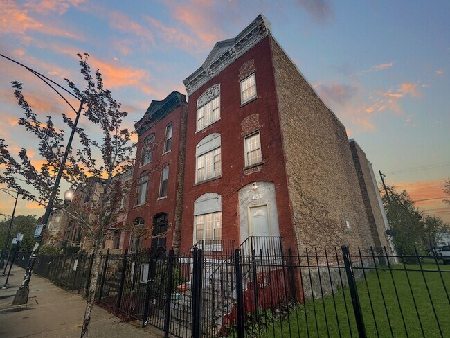 Foto del edificio - 2953 W Warren Blvd