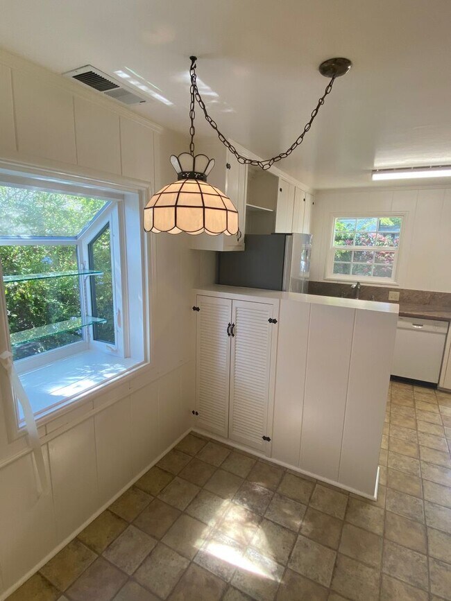 Foto del edificio - Charming 2BR-1BA Home with Beautiful Backy...
