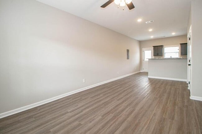 Building Photo - 1115-I2 Hillwood Dr
