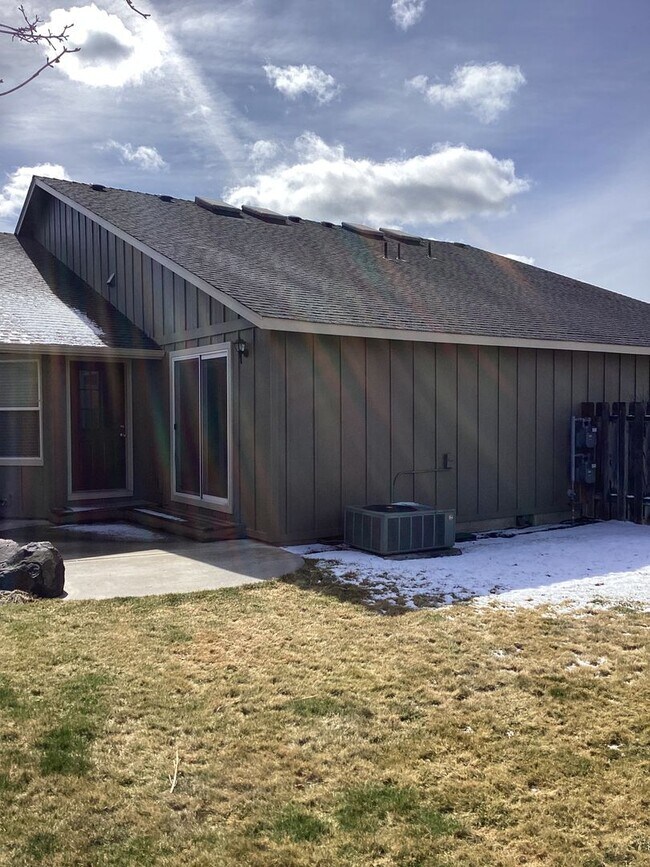 Foto del edificio - 1335-1335 NE Del Norte Ave