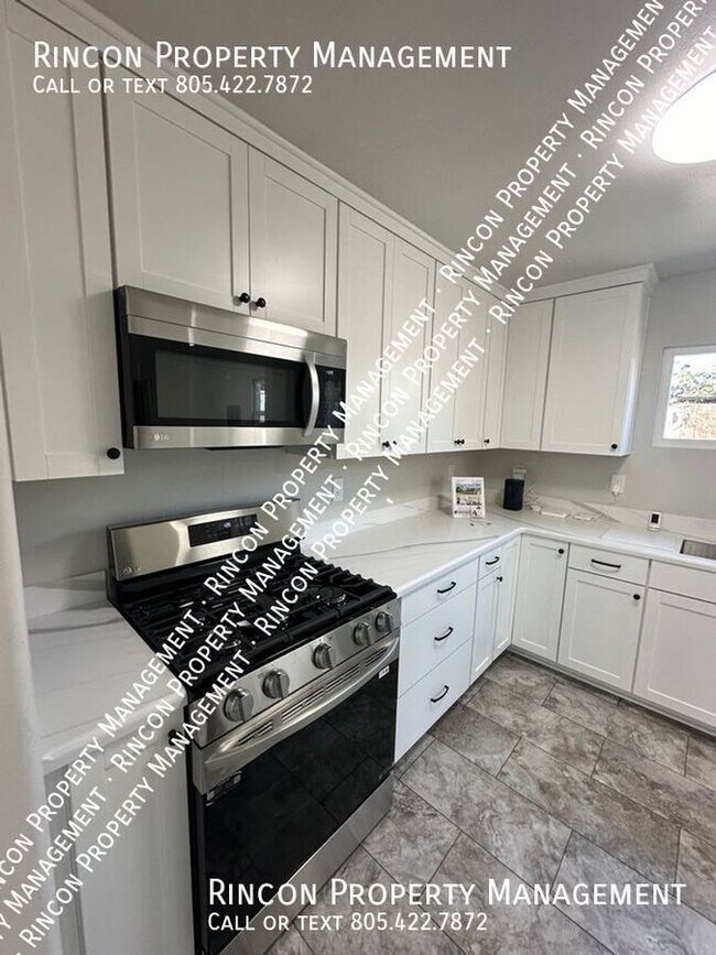 Building Photo - Newly Renovated 2 Bed, 1 Bath Duplex with ...