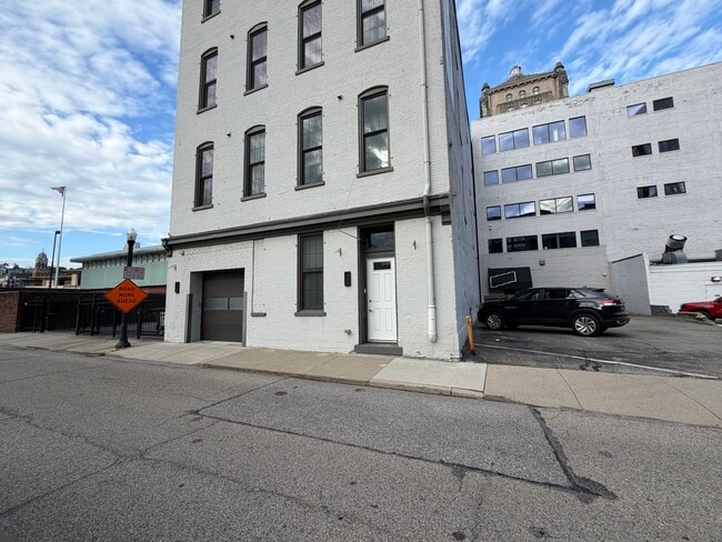 Building Photo - 813 Broadway St