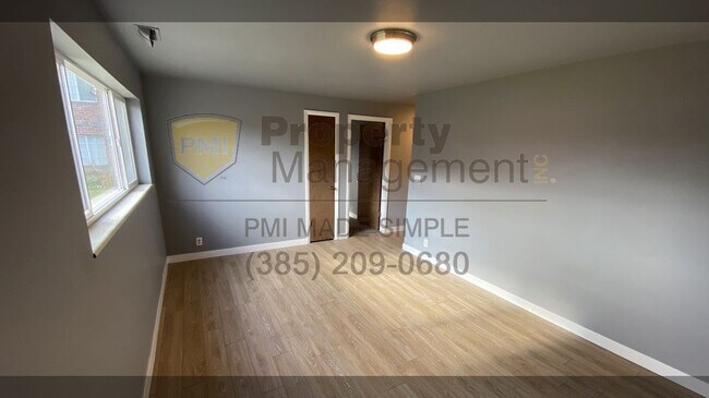 Building Photo - Remodeled apartment. beautiful!