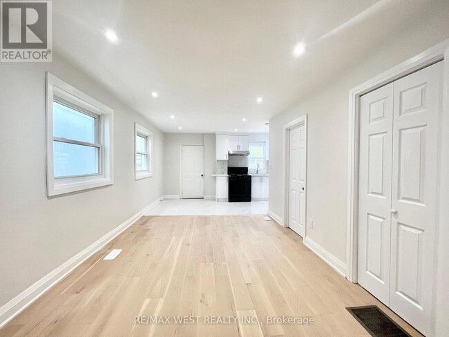 Building Photo - 4 Sutherland Ave