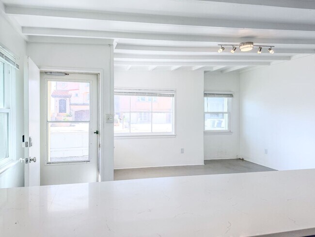 Building Photo - 2 Bed 1 Bath Beach House | Inboard | Silve...