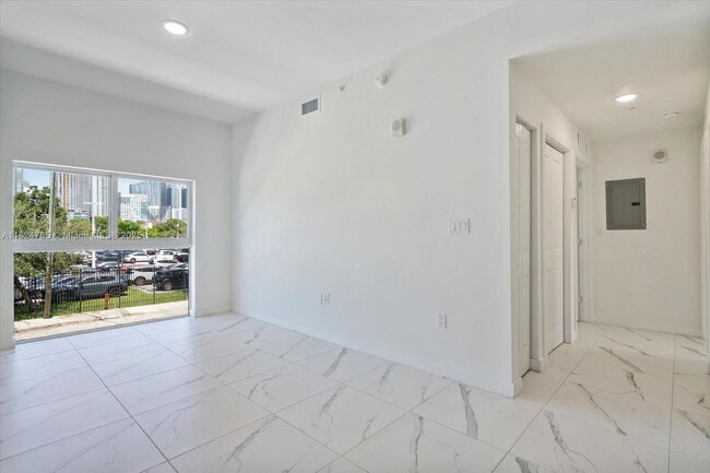 Building Photo - 420 SW 7th Ave