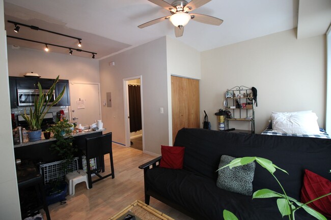 Foto del edificio - 1758 W Greenleaf Ave