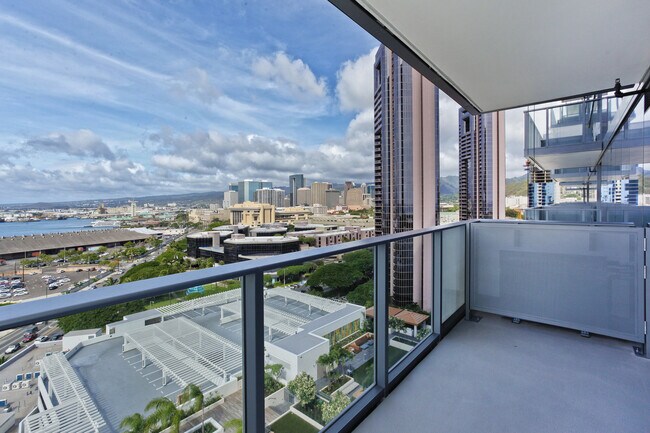 Building Photo - Live in the Heart of Kakaako!