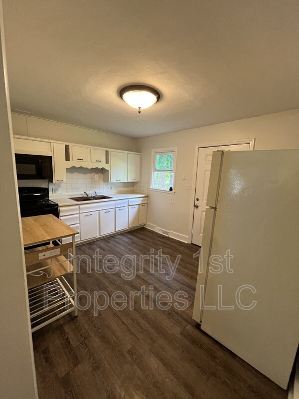 Building Photo - 2216 Girard Ave