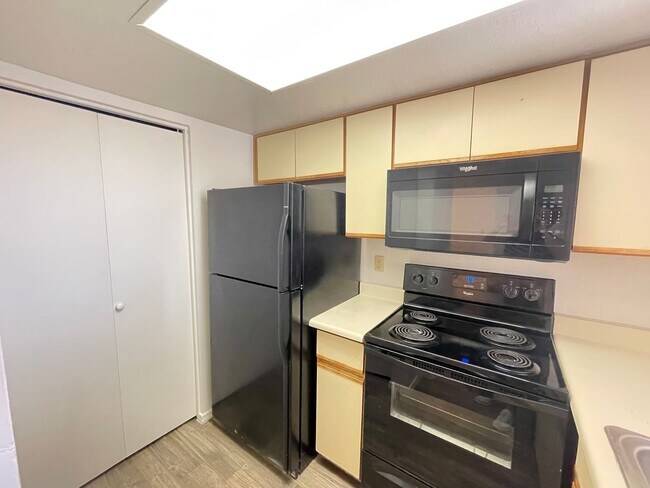 Foto del edificio - 1 Bedroom/1 Bath community pool NEW CARPET...
