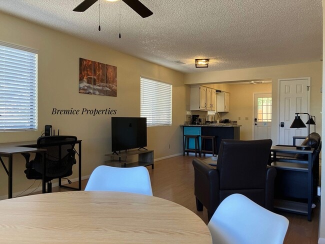 Building Photo - 345 Rim Rock Cir