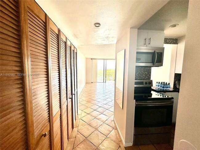 Foto del edificio - 2350 NE 135th St