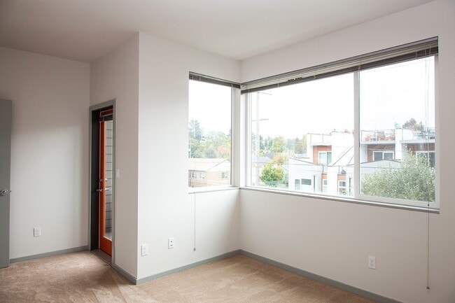 Building Photo - West Seattle Townhouse