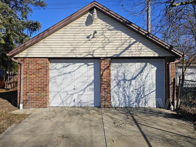 Building Photo - 5049 Thomas St