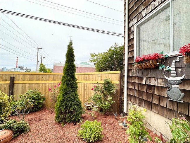 Building Photo - 610 Seaview Ave