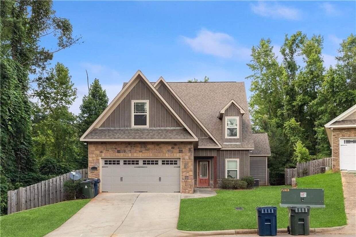 Spacious 5BR/4BA Home Near Downtown Auburn... - Spacious 5BR/4BA Home Near Downtown Auburn...