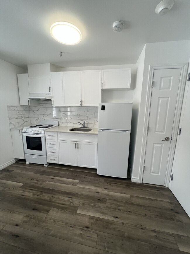 Building Photo - 630 Cummings Ave