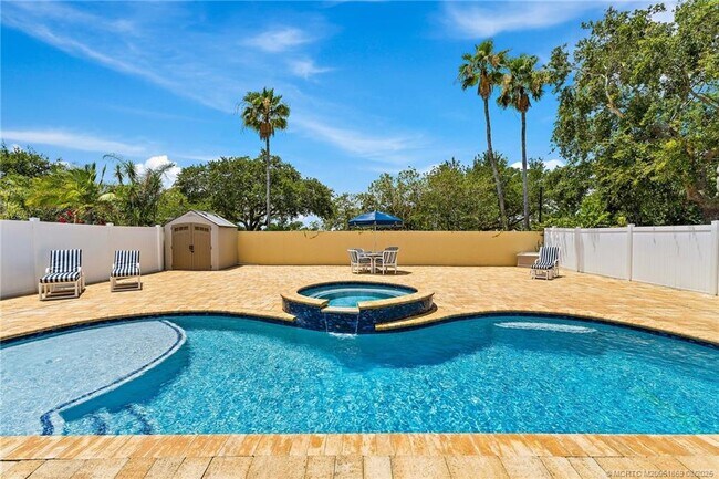 Foto del edificio - 728 NW Waterlily Pl