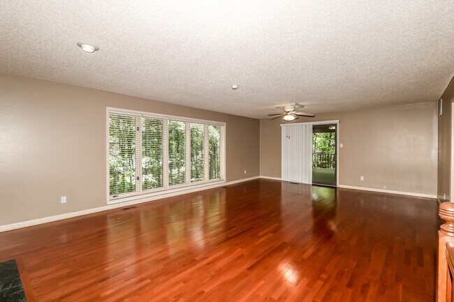 Foto del edificio - Beautiful 3 bedroom, 3 bath,  mother-in-law sweet with full kitchen in lower level.