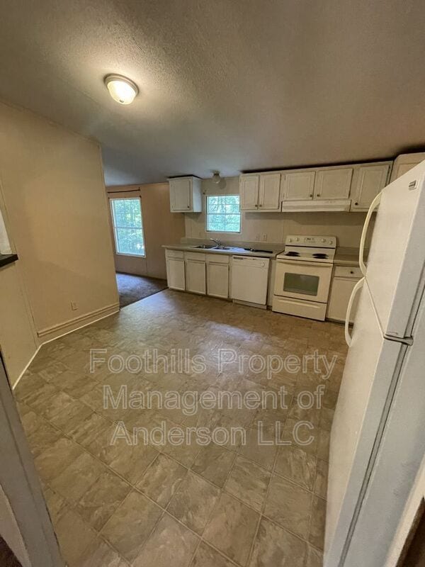 Building Photo - 236 Forest Ln