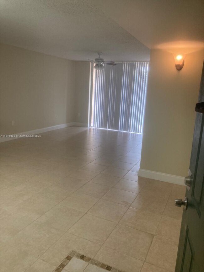 Foto del edificio - 1707 Village Blvd