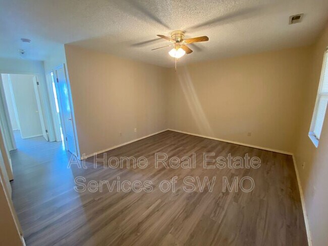 Foto del edificio - 1636 N Benton Ave
