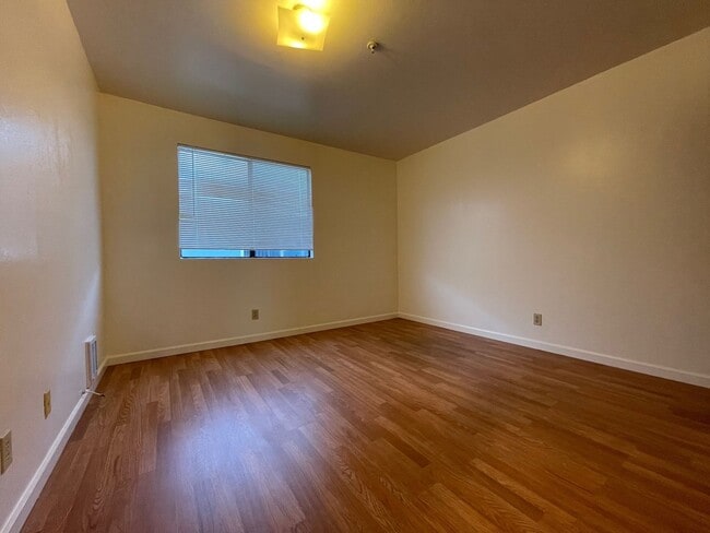 Building Photo - A bright and clean 2-bed, 1-bath apartment located in the convenient and vibrant Laurel District.