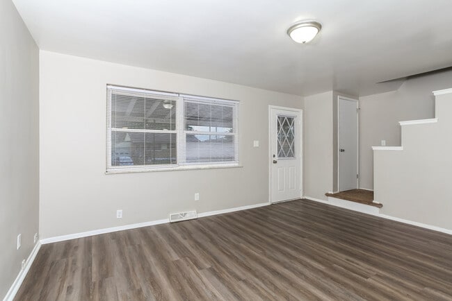 Foto del edificio - 9340 Comstock Dr