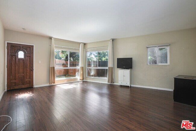 Foto del edificio - 5401 W Olympic Blvd