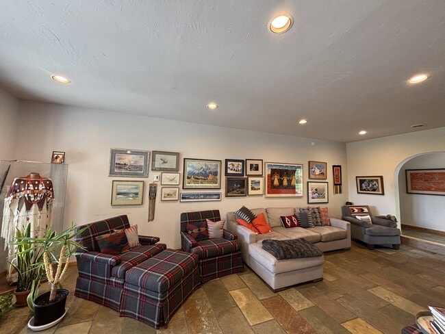 Building Photo - 6748 Henrys Rd