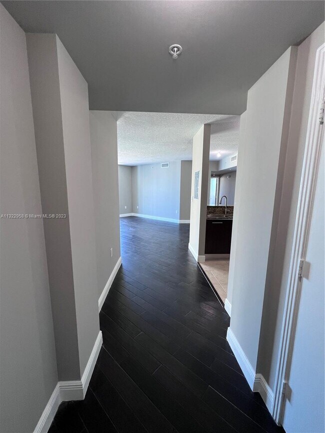 Foto del edificio - 9066 SW 73rd Ct