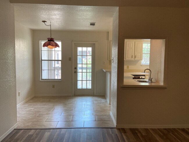 Foto del edificio - 2 bed 1 bath condo apartment