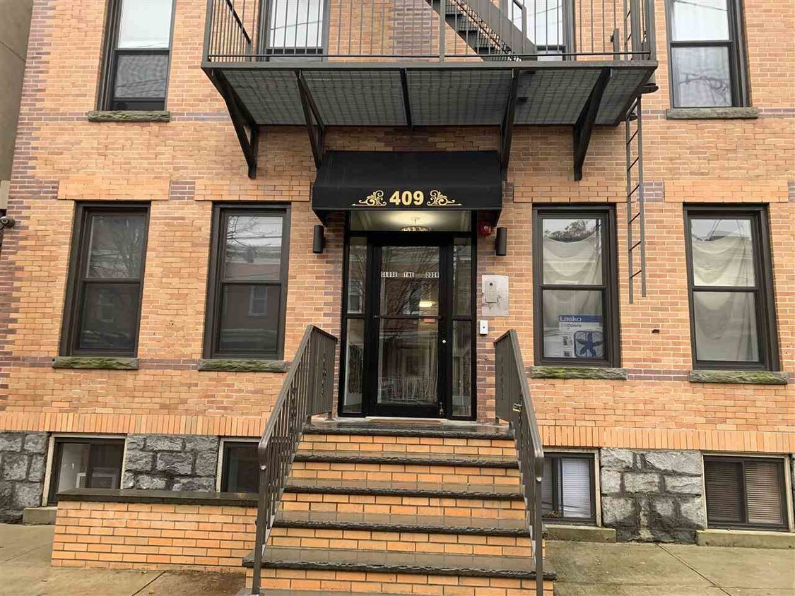Primary Photo - 409 58th St