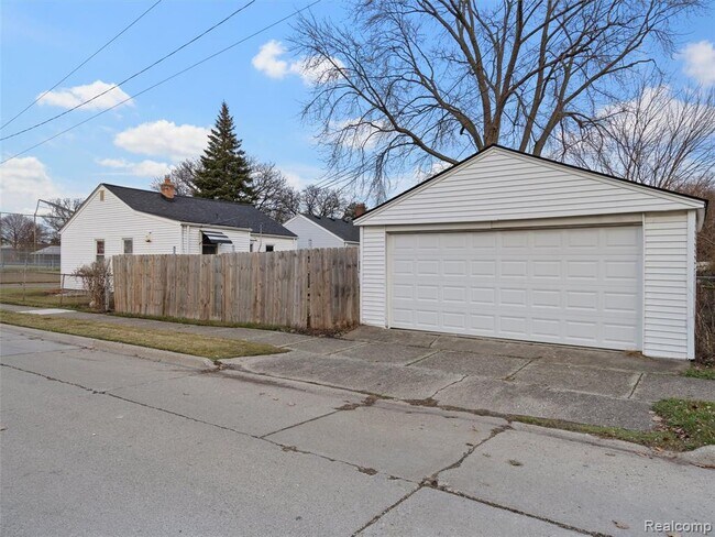 Building Photo - 904 E Otis Ave