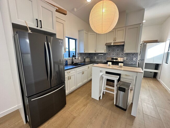 Building Photo - BRAND NEW UPDATED 1 Bedroom 1 Bath Detache...
