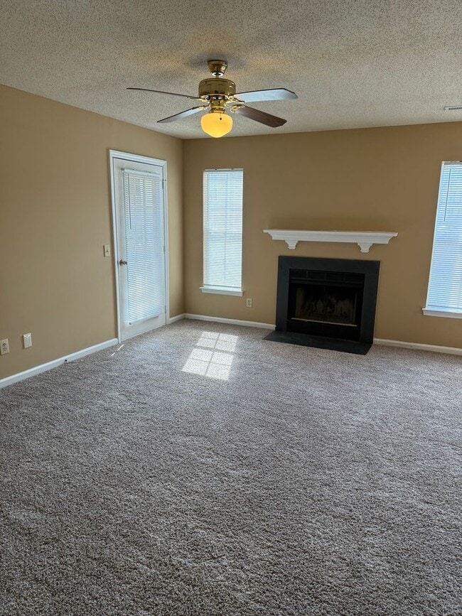 Building Photo - Spacious 2BR unit convenient to Guilford College Rd & Wendover