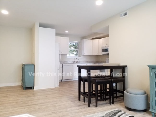 Building Photo - 305 W Willow St Apt 101