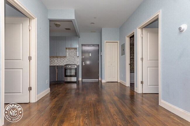 Foto del edificio - 682 bushwick Ave