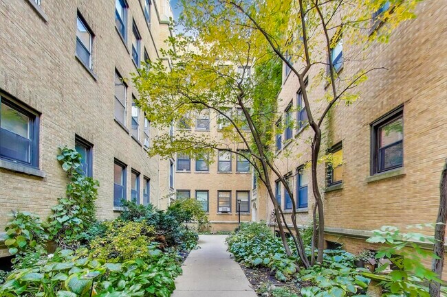 Foto del edificio - 636 W Waveland Ave