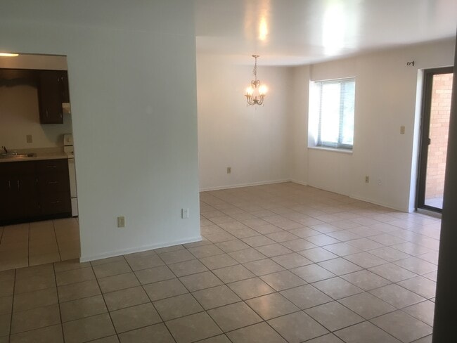 Building Photo - 212 Hugel Dr