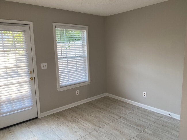 Building Photo - 2 Bed 1.5 Bath Close to Wilma Rudolph