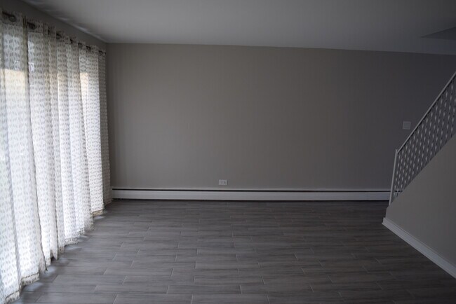 Building Photo - 8815 Robin Dr