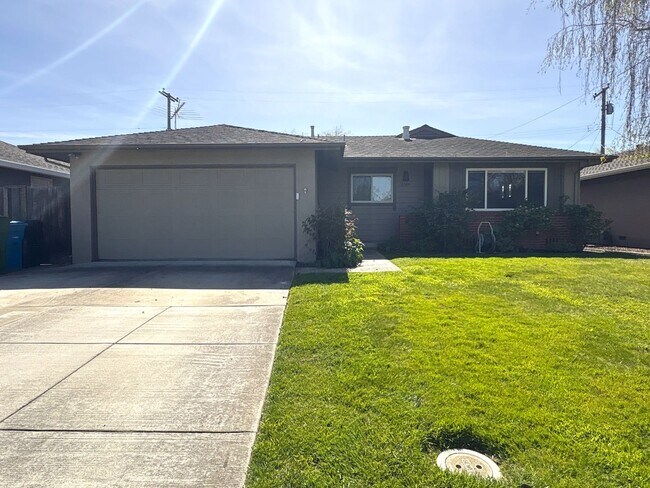 Foto del edificio - Beautiful 3BD/2BA Santa Clara Home with Hardwood Floors, Central AC & Private Backyard