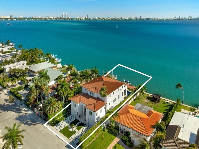 Building Photo - 1460 S Treasure Dr