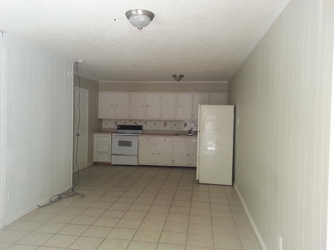 Primary Photo - Avenue E Apartments - A09
